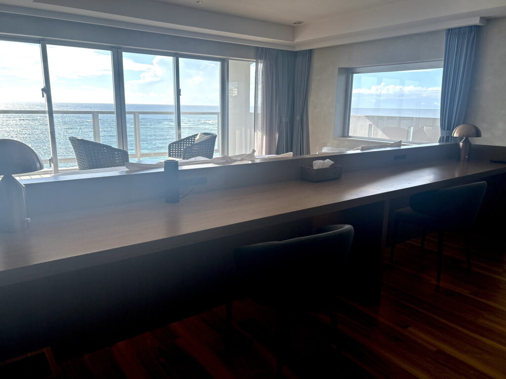 RAV RESORT OKINAWA B CLASS 501号室 デスク