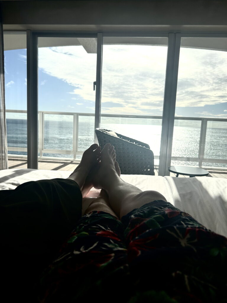 RAV RESORT OKINAWA B CLASS 501号室 ベッド