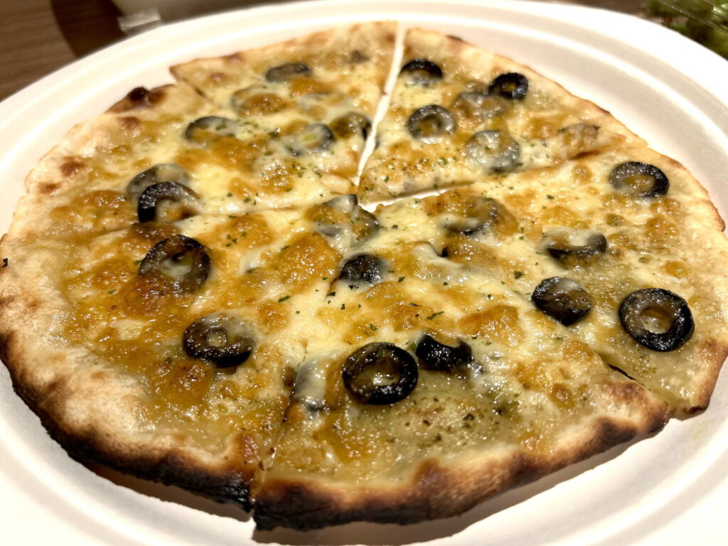 オリーブとアンチョビのピザ