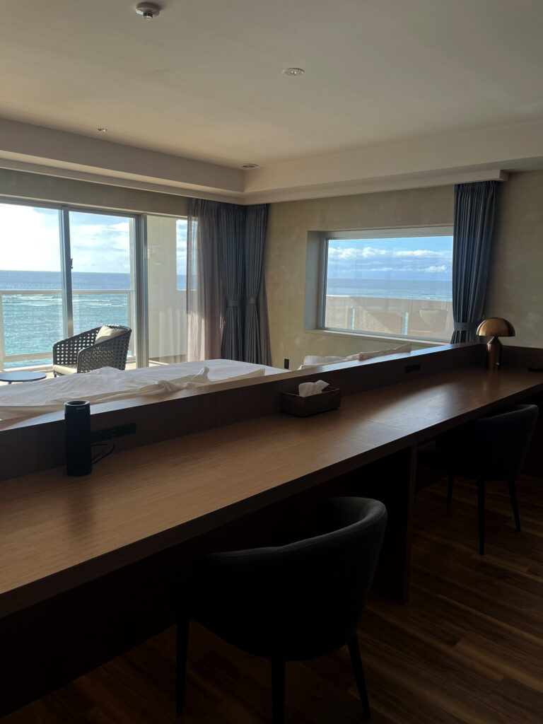 RAV RESORT OKINAWA B CLASS 501号室 デスク