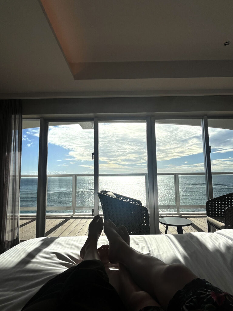 RAV RESORT OKINAWA B CLASS 501号室 ベッドでくつろぐ「まみとる」