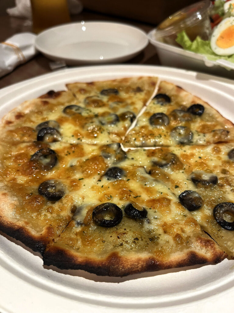 オリーブとアンチョビのピザ