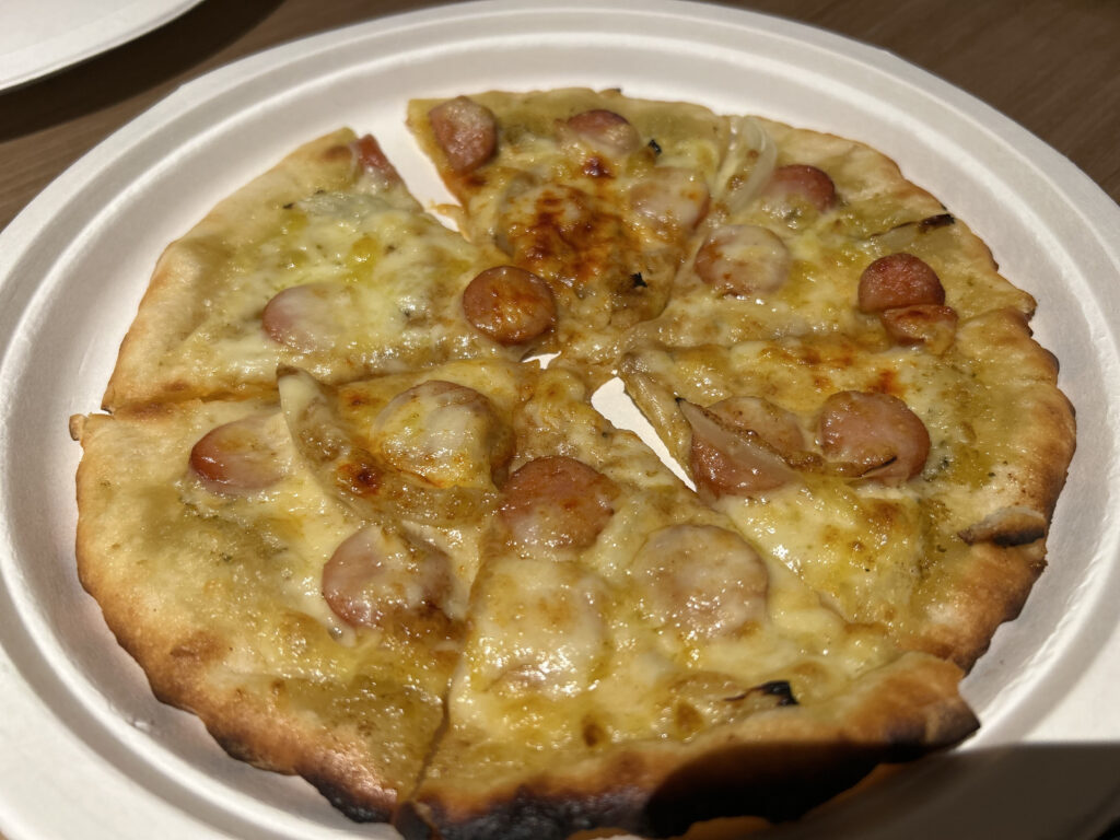 ピリ辛ソーセージとオニオンのピザ