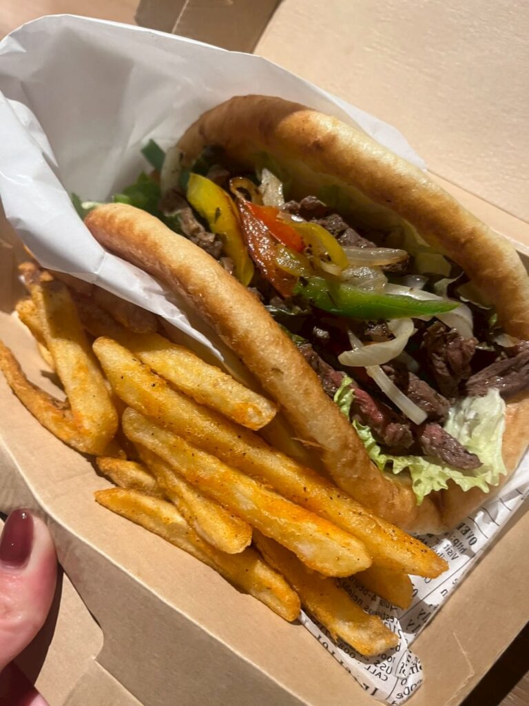 牛ハラミのファヒータ-ピザサンド-レッドキャニオンポテト