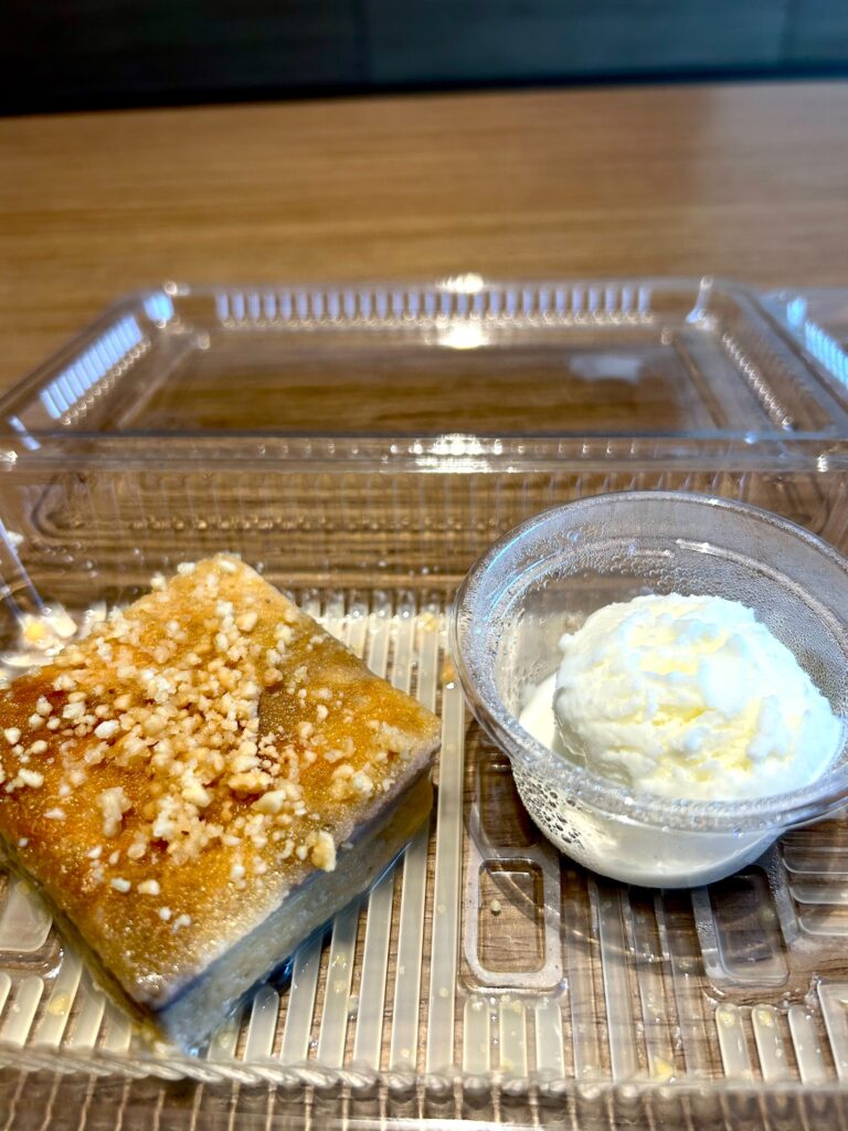 タイのタロイモ焼きプリン『モーゲーン』ココナッツアイス添え