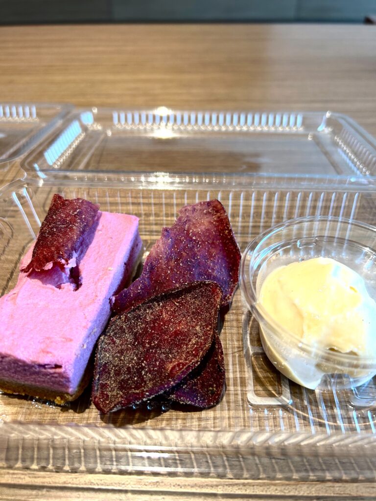シロクマ紅芋チーズケーキ　チップス＆バニラアイス添え